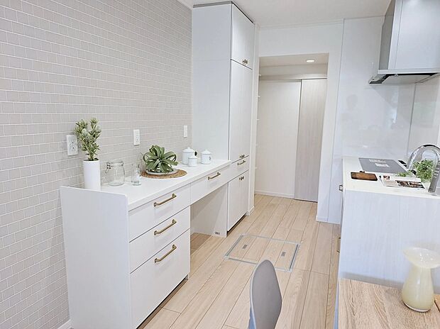 使い勝手の良いシステムキッチン採用!調理スペースも広く、毎日の家事が快適に♪豊富な収納と作業しやすいレイアウトで料理もスムーズです