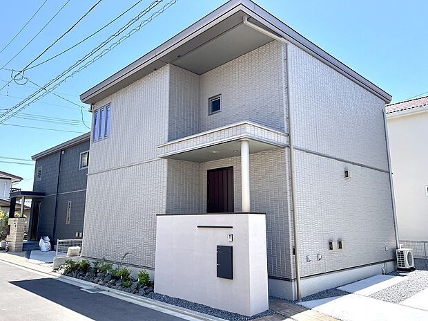 単調になりがちな北入りの外観も庇や軒でファザードを作り出しています。