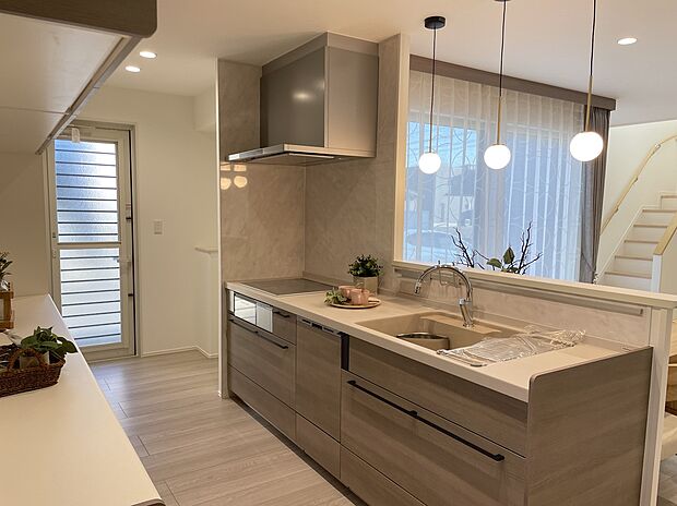 【SHP下吾川4号地内観写真：2024年6月3日撮影】手元が１段上がったカウンタータイプのキッチン。