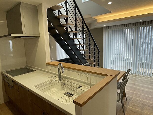 【新須賀(5)号地ダイニング：2024年7月29日撮影】水跳ねや汚れに強いハイカウンタータイプのキッチン。新しい家はきれいに使いたいけど、こまめな掃除が苦手。そんなご家族が安心して使っていただけます。