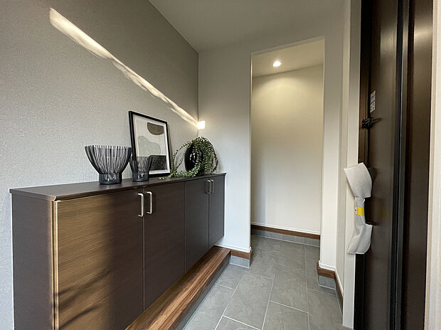 【新須賀(6)玄関：2025年年11月21日撮影】玄関には土間収納を設置。屋外で使うけれど家の中までは入れたくないものをしまえます。ベビーカーやゴルフバッグ。玄関正面にはカウンタータイプの靴箱。カウンターの上には家族の思い出や季節飾りもいいですね。