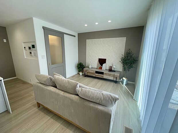 【LDK】TVボード背面にはエコカラットを採用し、上質で印象的な空間に仕上げています。