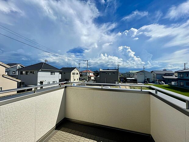 【バルコニー】バルコニーからの眺めも開放的です。