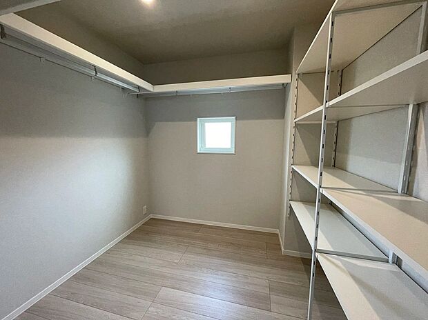 【ウォークインクローゼット】衣類やバッグをまとめて収納できるウォークインクローゼット。
