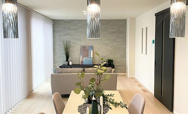 【LDK】家族のつながりを感じられる一体感のあるLDK。
どの位置からでもテレビが見やすく、くつろぎの時間を快適に楽しめます。