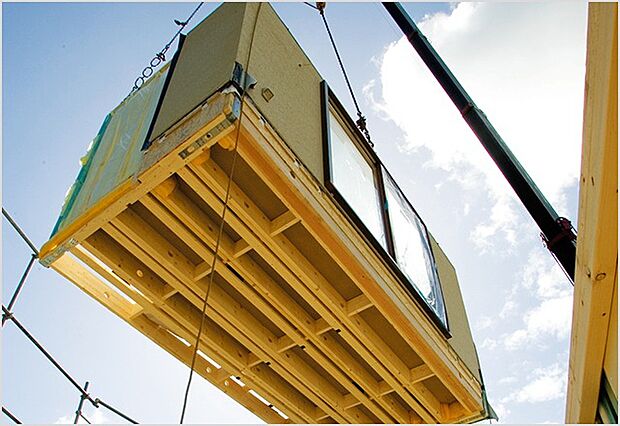 【ユニット工法(2×6)】(1)一日で雨仕舞まで完了。
(2)工場で作ったユニットを組み上げて住宅を作る
※建築規模や天候、その他の条件により一日で完了しない場合があります。