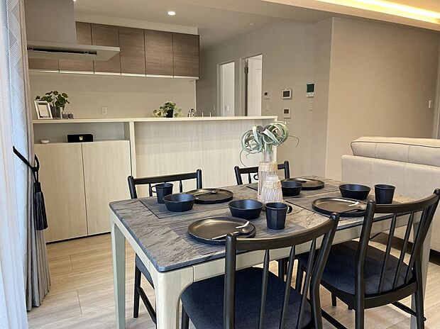 【LDK】キッチン前にダイニングを設けることで、料理から配膳までがスムーズに行え、毎日の家事をサポートします。