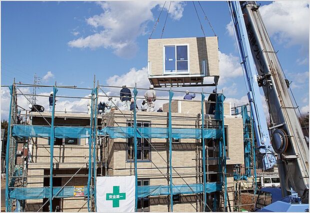 【ユニット工法】工場で作ったユニットを組み上げて住宅を作る。※建築規模や天候、その他の条件により一日で完了しない場合があります。