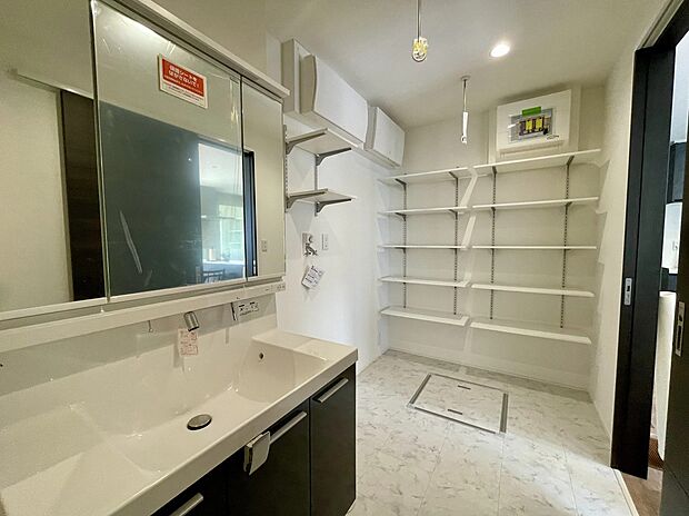 【洗面脱衣室】収納力をしっかり確保し、すっきりとした空間を保てる清潔感あふれる洗面脱衣室です。