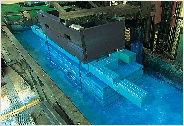 【木材の防腐・防蟻処理（2×6）】(1)部品段階の木材一本一本に薬剤を浸透。
(2)木材一本一本に薬剤浸透させ白アリ被害を抑制。
※防腐・防蟻処理は地盤面から1m部にあたる外部に面する構造体のみ。