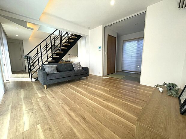 【LDK】約20畳の広々としたLDKに、デザイン性の高いオープン階段を採用。開放感と上質感を兼ね備えた魅力的な空間です。