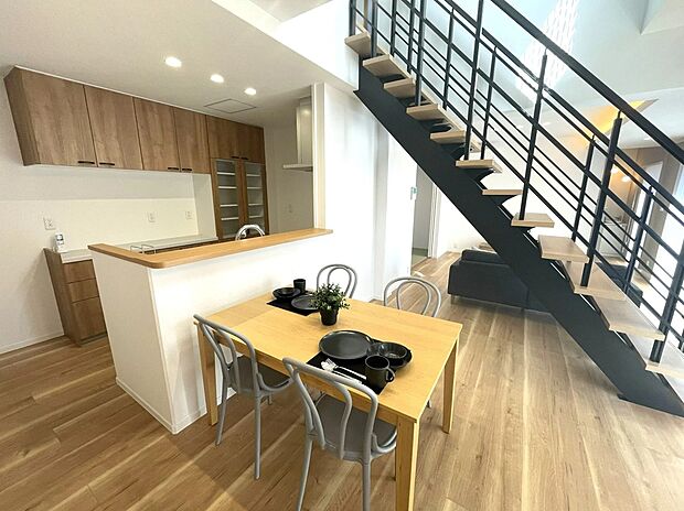 【LDK】キッチンからダイニング・リビングまで見渡せる一体感のあるLDKに、スタイリッシュなオープン階段を採用。家族のつながりを感じながら、ゆったりと過ごせる空間に仕上げました。