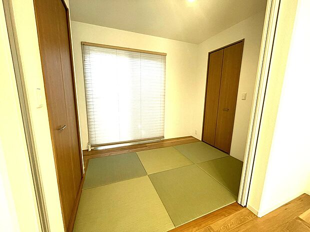 【和室】リビングに隣接した畳スペースは、くつろぎやお子さまの遊び場、来客時など多目的に活用できる便利な空間。やさしい陽射しが差し込み、落ち着きのある心地よいひとときを演出します。