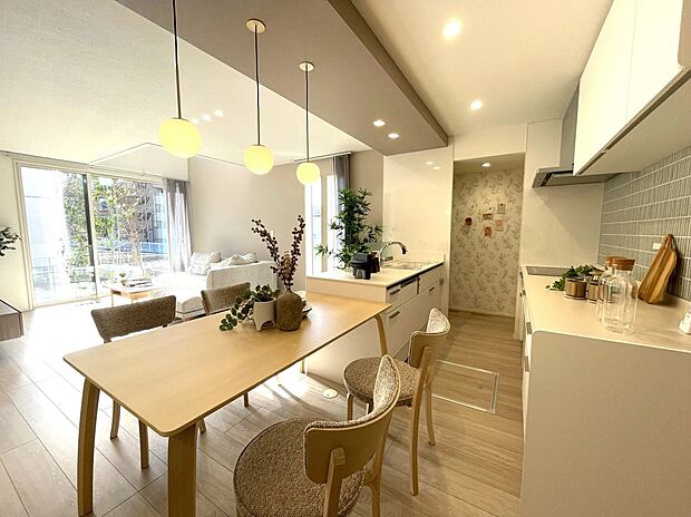 【キッチン】家族との会話を楽しみながら料理ができる心地よい空間♪
デザイン性と使い勝手を兼ね備えた、毎日が楽しくなるキッチン！