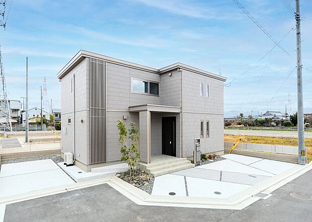 【外観写真】落ち着いた色合いの外観が街並みに調和し、上品で安心感のある佇まいです。