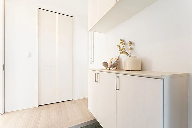 【玄関】白を基調とした玄関は明るく清潔感があり、来客を気持ちよく迎えられます。