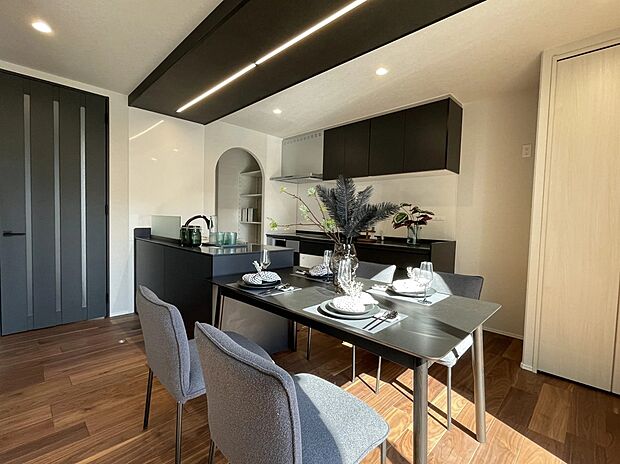 【リビング】シンプルで上質なリビング。
明るく落ち着いた雰囲気が、毎日の暮らしをやさしく包みます。