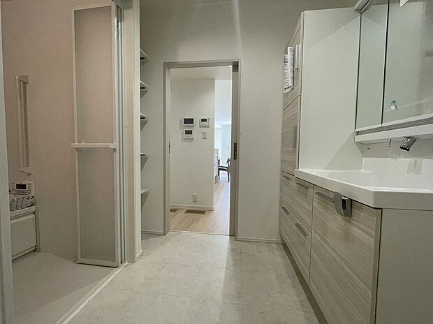 【洗面・脱衣室】朝の身支度や家事がスムーズにでき
明るく清潔感のある洗面スペース