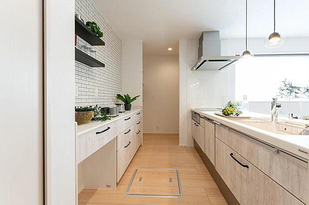 【キッチン】収納豊富で機能的なキッチン。カウンターを作業台として活用しつつ、お気に入りのアイテムを飾って、気分よく料理を楽しめます。