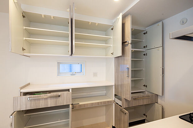 【キッチン】キッチンの後ろには大容量の収納棚を設けました。

A号棟　室内（2024年4月）撮影