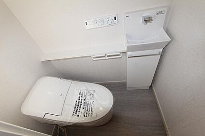 1階　手洗いカウンター付きローシルエットタンクトイレ　施工例