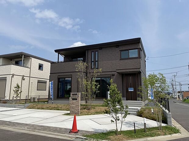 No.8/外観(2025年8月撮影)
鉄骨系ユニット工法2階建
設備:太陽光発電8.88kW、蓄電池13.2kWh