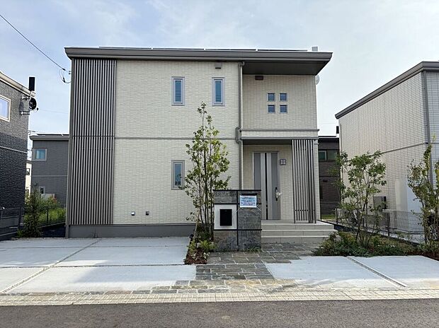 【【価格改定】No.23/外観(25年8月撮影)】鉄骨系ユニット工法2階建
設備:太陽光発電8.88kW、蓄電池13.2kWh