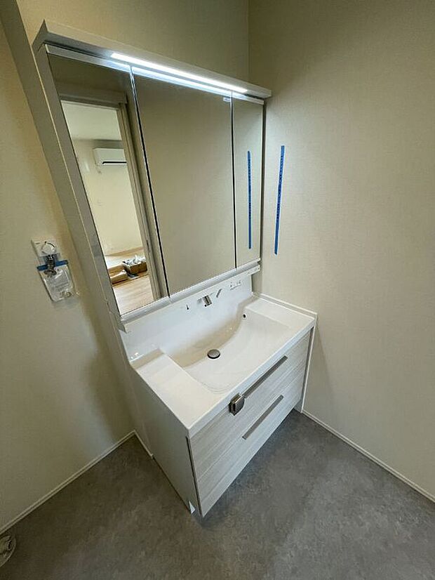 【【価格改定】No.15／洗面室】洗面室はシンプルでスタイリッシュにまとまっています（25年8月撮影）