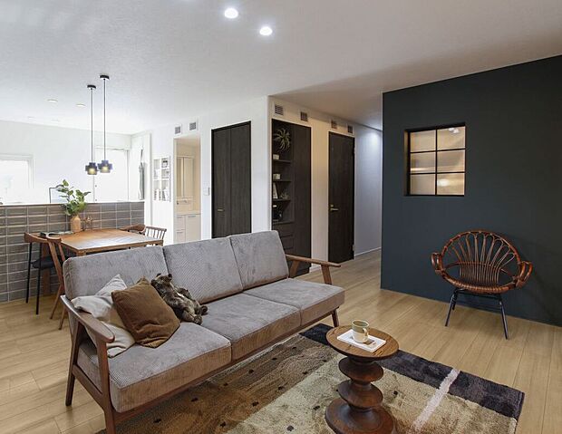 【【参考インテリア】】【参考インテリア】
アクセントクロスが目を引くリビング。※お客様のご希望に合わせてインテリアコーディネーターがご提案します