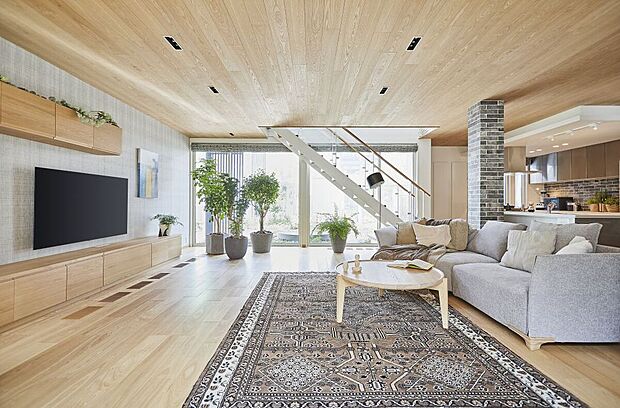 【【参考インテリア】リビング】大きな窓を開ければ、外とリビングが一体となり広い空間となります。　※お客様のご希望に合わせてインテリアコーディネーターがご提案します