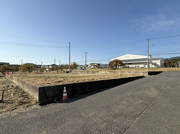 【No.2／現地土地写真】日当たりも考えられて街が作られています（25年11月撮影）