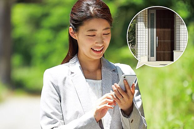 【スマホ連動インターホン】外出先でもスマホで来客対応できます。※事前に専用アプリのダウンロードと設定が必要です（対応OSは制限あり）。画像は参考イメージ。