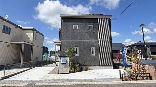 【No.25／外観】鉄骨系ユニット工法2階建
設備：太陽光発電6.36kW、蓄電池13.2kWh
（26年7月撮影）
