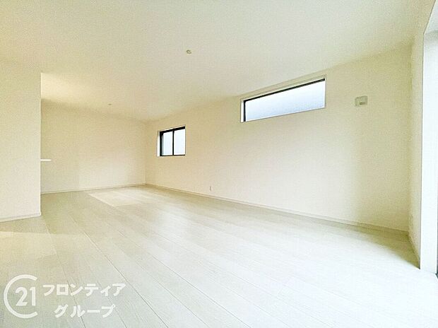 リビングのフローリング材には、木目や色調など木材特有の風合いがあり、ナチュラルな美しさで、日々の生活に温もりを与えてくれます。