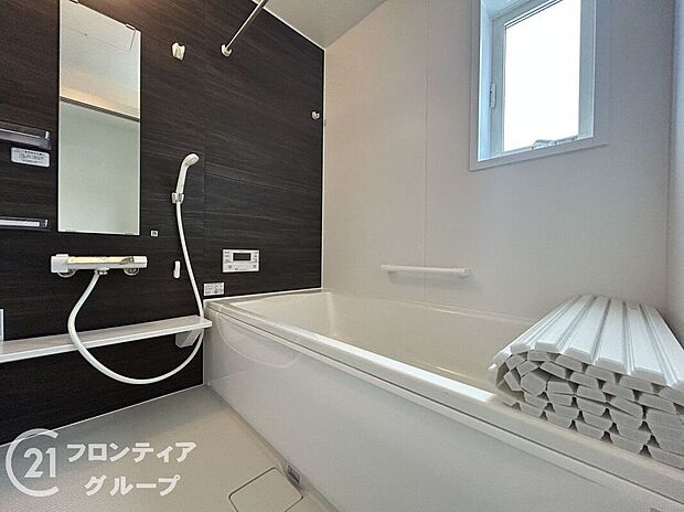 浴室には隠れた節水機能が充実！シャワーにはたくさんの空気を含んだ大粒の水は節水効果大！浴槽内にはステップがあり、出入り時の負担も軽減するスリムな形を採用