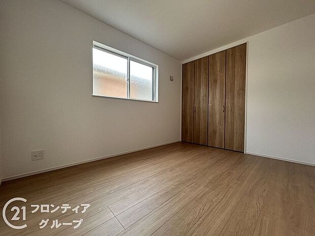 一日の終わりに心からくつろげる寝室。静かで心地よい環境が整っており、読書や音楽など自分時間にもぴったり。ライフスタイルに寄り添った設計が、住まう方の快眠をサポートしてくれます。