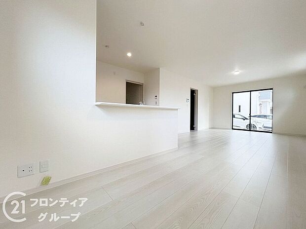 LDKには大きな窓からたくさんの光が入り、明るく、開放的な空間を演出してくれます。お友達が遊びに来た時も自慢のリビングになりますね！