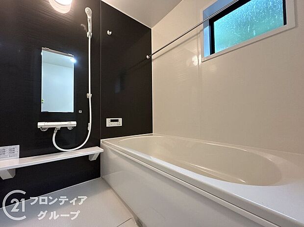 浴槽は環境にやさしい節水タイプを採用。浴槽内ステップで半身浴や親子入浴も楽しめるので、毎日のバスタイムをエコで素敵に演出してくれる小窓付きの浴室です