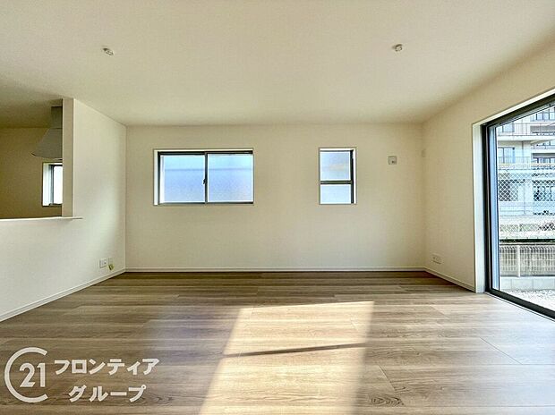 LDKには大きな窓からたくさんの光が入り、明るく、開放的な空間を演出してくれます。お友達が遊びに来た時も自慢のリビングになりますね！