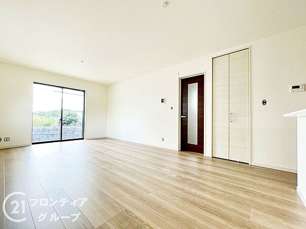 リビングのフローリング材には、木目や色調など木材特有の風合いがあり、ナチュラルな美しさで、日々の生活に温もりを与えてくれます。