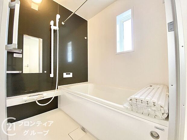 1坪以上の広々とした浴室には隠れた嬉しい設備がたっぷりついております。お掃除が楽にできたり、節水効果があったりと、バスタイムを快適にお過ごし頂けます!