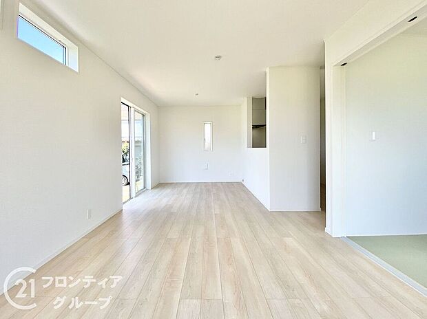 LDKには大きな窓からたくさんの光が入り、明るく、開放的な空間を演出してくれます。お友達が遊びに来た時も自慢のリビングになりますね!