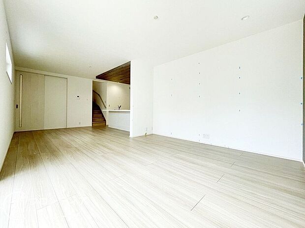 広いリビングは、家族が自然に集まることができる居心地の良い空間。たっぷりの光が差し込み、明るく温かみのある雰囲気が魅力です。シンプルでありながら、リラックスできる空間で、毎日が心地よく過ごせます。