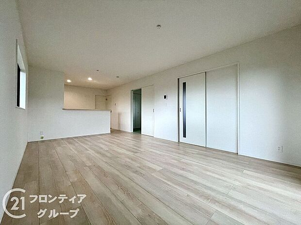 落ち着いた色合いとシンプルな内装が魅力の寝室。ゆとりある空間で家具の配置もしやすく、快適な眠りとリラックスタイムを演出します。採光や通風も良好で、一日の疲れを癒す理想のプライベート空間です。