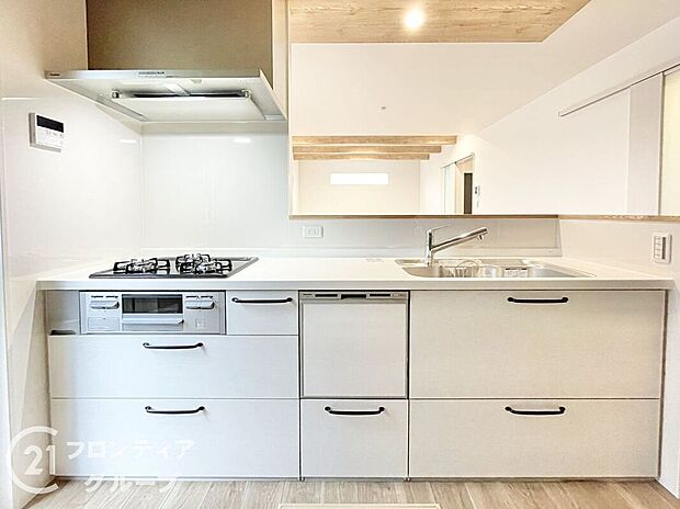 システムキッチンは、効率的な動線と収納力を兼ね備えた理想的な空間。スタイリッシュなデザインで、機能性と美しさを兼ね備え、どんなインテリアにも合わせやすく、毎日の料理を快適にサポートします。