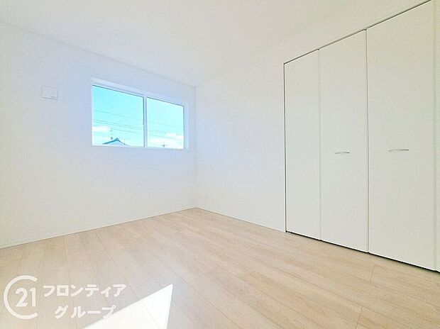 こちらのお部屋はバルコニーに面しており、日当たり、通風ともに良好です!