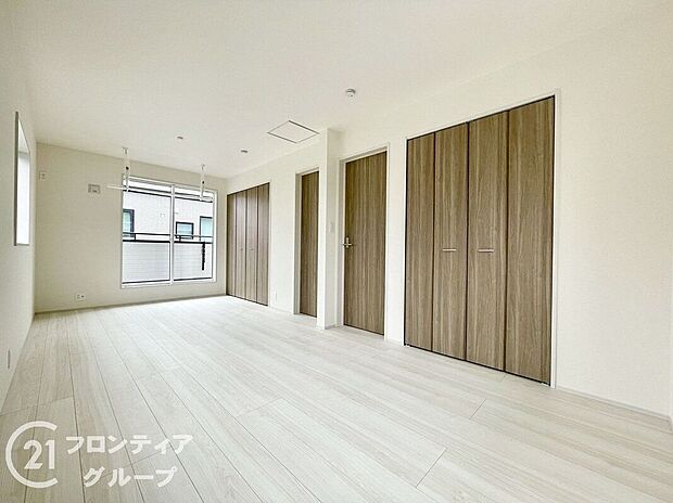 こちらのお部屋はバルコニーに面しており、日当たり、通風ともに良好です！お布団などもサッと干せて便利ですね！