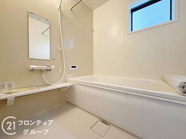 浴槽は環境にやさしい節水タイプを採用。浴槽内ステップで半身浴や親子入浴も楽しめるので、毎日のバスタイムをエコで素敵に演出してくれる小窓付きの浴室です