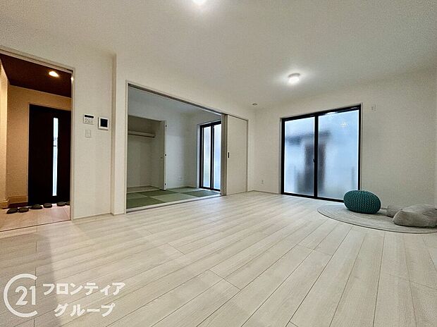 沢山の光が差し込む明るいリビングは、開放的で心地よい空間です。自然と家族が集まり幸せな時間が流れます。