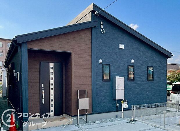 外壁にサイディング材を使用したおしゃれな外観。色柄バリエーションが豊富なため、住まいの表情を豊かに表現してくれます。また、雨で汚れを落としてくれるので、綺麗な外観が長続きします！